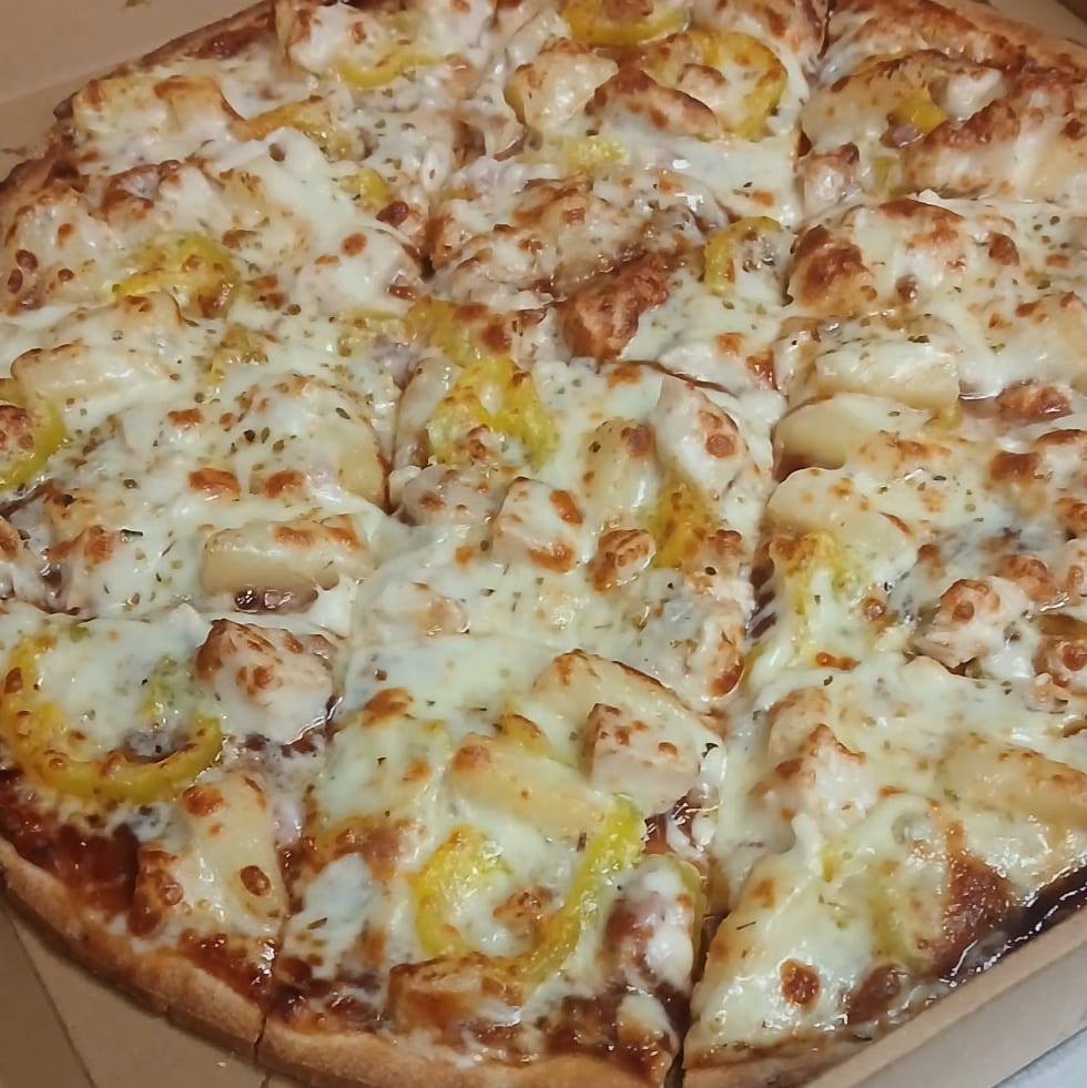 B-Que Pizza (BBQ Chicken Pizza).